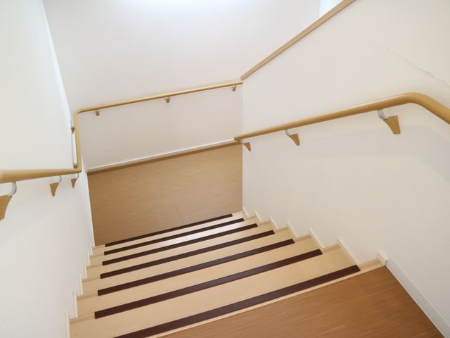 手すり付きの明るい階段 階段 手すりが設けられた階段は、安全に配慮されております。明るく清潔感のある空間で、心地よくお過ごしいただけます。