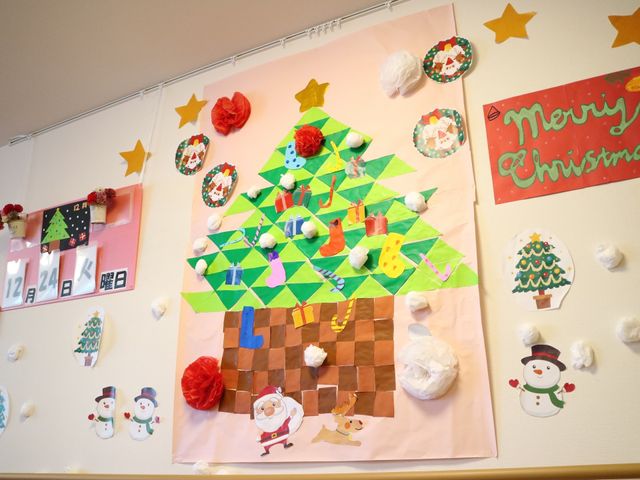 クリスマス飾りの壁面 飾り 季節感あふれる手作りの壁飾りが、温かい雰囲気を醸し出しています。クリエイティブな環境で、一緒に働きませんか。