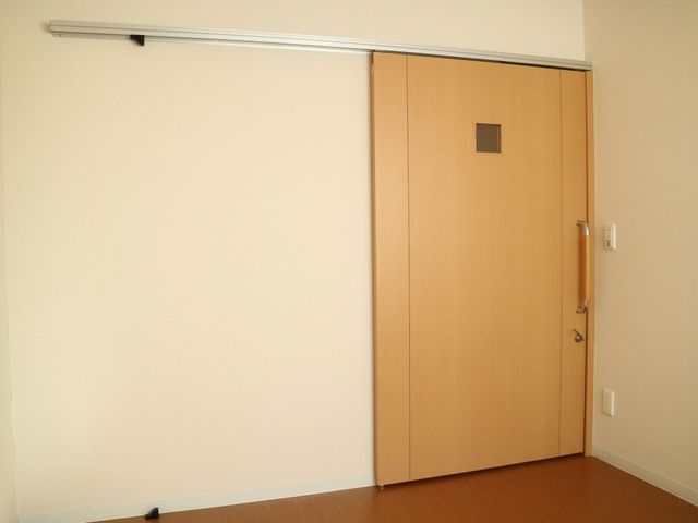 茶色の洋室の扉 居室 広くて明るい居室の入口は、ゆとりを持って設計されていますので、安心してお過ごしいただけます。