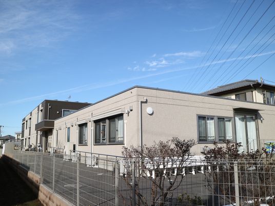広い敷地の明るい建物