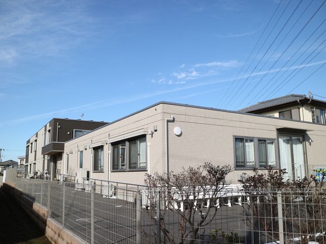 広い敷地の明るい建物 外観 ゆとりある敷地にたつ、明るく広々とした施設です。開放的な環境での業務をご希望の方にはぴったりです。