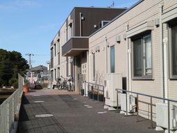 明るい建物の外側通路