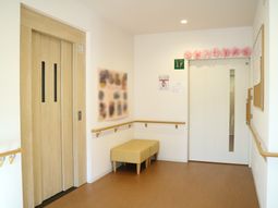 エレベーター横の廊下の様子