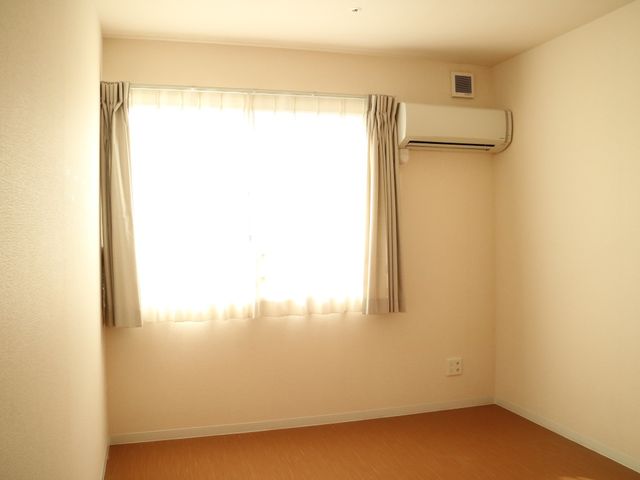明るい空間の居室 居室 ゆとりを感じることができる落ち着いた色合いの部屋です。日当たりの良い窓が、快適な生活空間を演出しています。