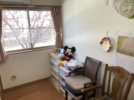 窓際の飾りがある居室