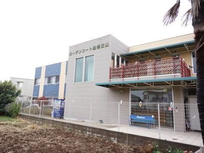 施設の外観と看板
