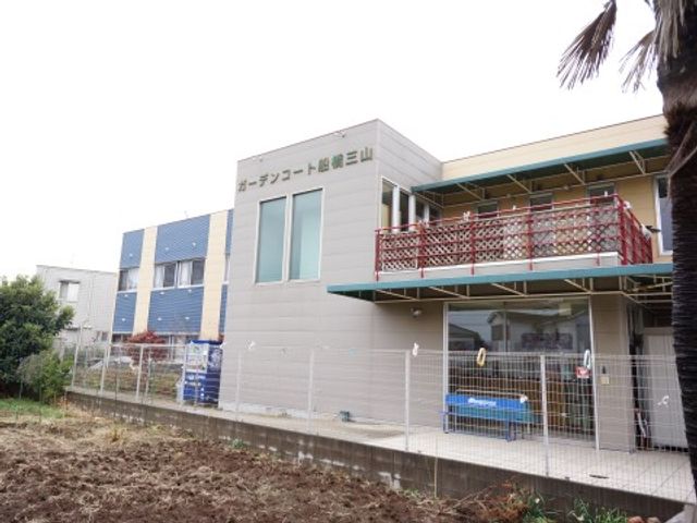 施設の外観と看板 外観 モダンなデザインのこの建物は、清潔感があり、周囲の環境にも調和しています。働くスタッフのイメージがわかりやすい外観です。