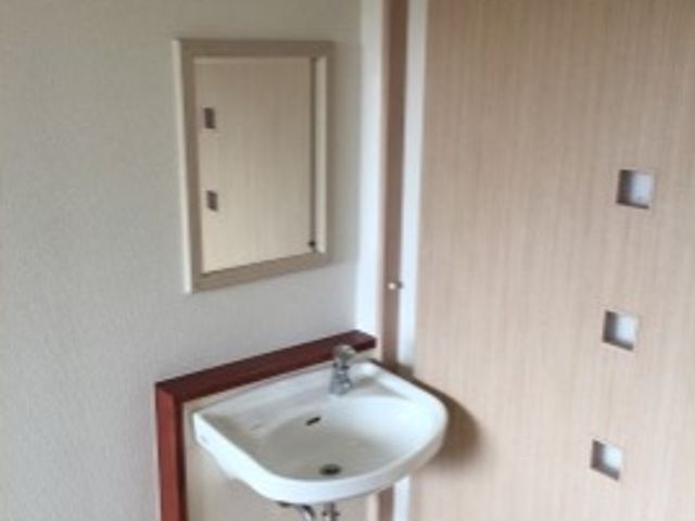 手洗い場付きの廊下 居室内洗面台 廊下に設置された手洗い場は、衛生面を考慮しつつ使いやすさに配慮されているため、日々の清潔維持に役立ちます。
