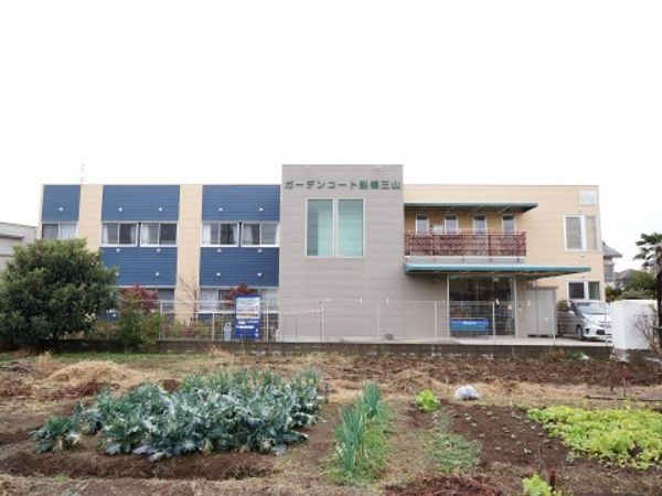 多色デザインの建物
