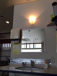 清潔な洗面台と鏡