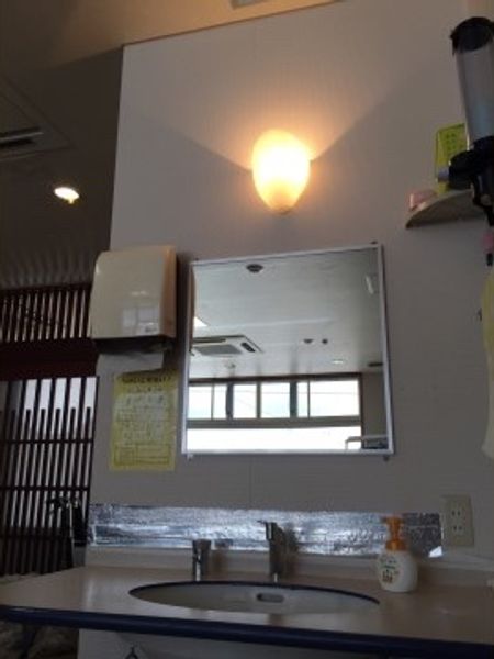 清潔な洗面台と鏡