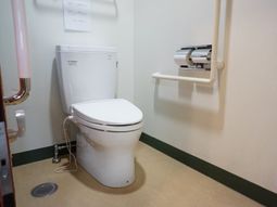 手すり付きのトイレ空間