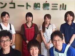 スタッフが笑顔で立つロビー