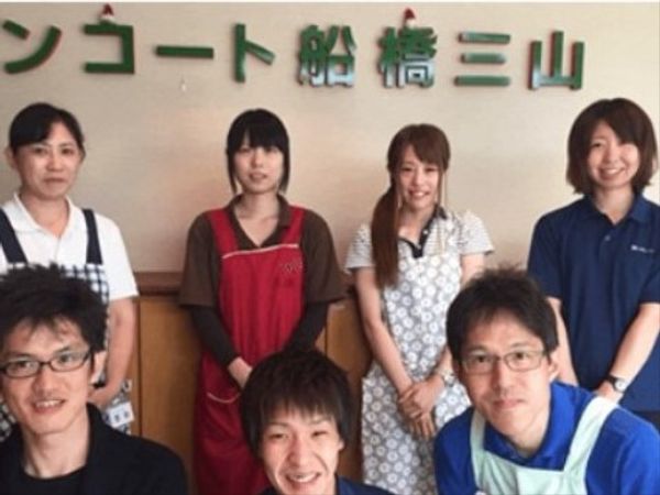 スタッフが笑顔で立つロビー