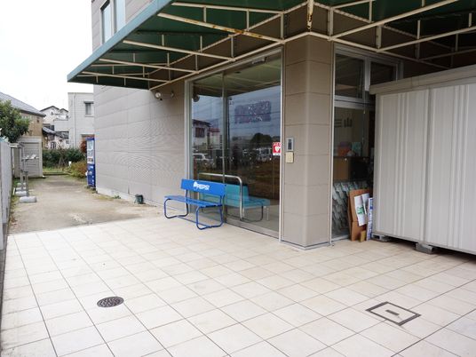 明るいエントランスの風景