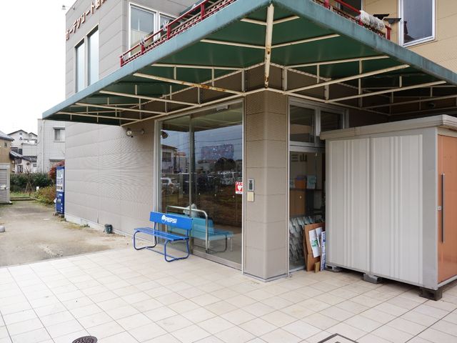 エントランス庇とベンチ 入り口付近 ゆったりとしたエントランスには待ち合わせもできるベンチがあり、どなたでも気軽に立ち寄れる設計となっています。