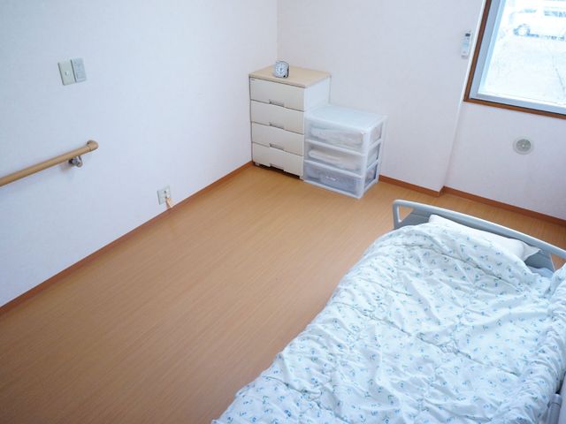 明るい居室の一部 個人の部屋 整理整頓された居室には、日常生活に必要な家具が備わっており、清潔感も感じられます。窓から自然光が差し込み、居心地の良い空間が広がっています。