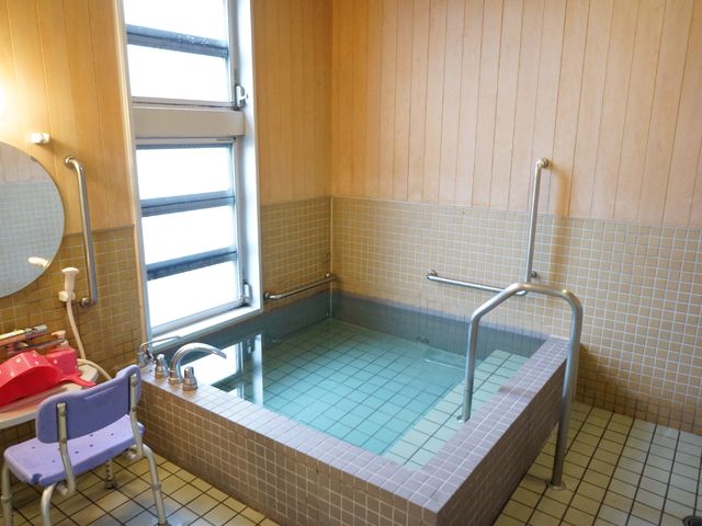 バリアフリー設計の浴室 浴室 広々とした明るい浴室は、安全な入浴を支える手すりが設置されており、日々のくつろぎの時間を大切にした空間です。