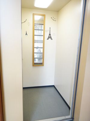 壁画装飾付き廊下の角