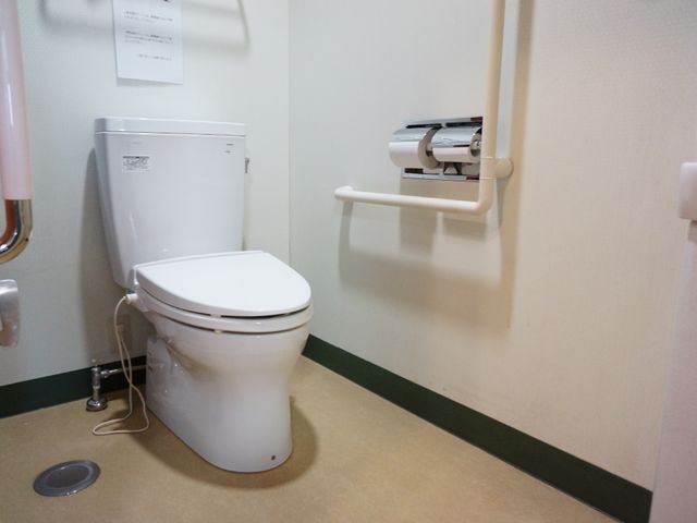バリアフリートイレ設備 トイレ 安全に配慮した設計のトイレです。手すりが設置され、どなたも安心してお使いいただける環境が整っています。