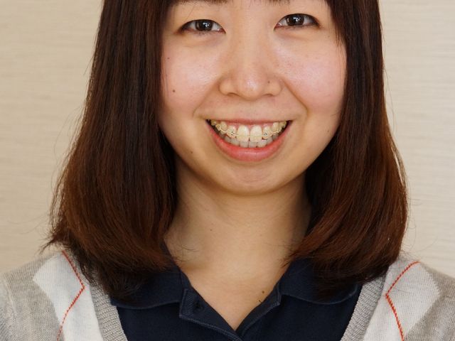 笑顔のスタッフポートレート スタッフ紹介 明るく元気な笑顔で迎えてくれるスタッフです。安心感を与える環境で、ご一緒に働きませんか？