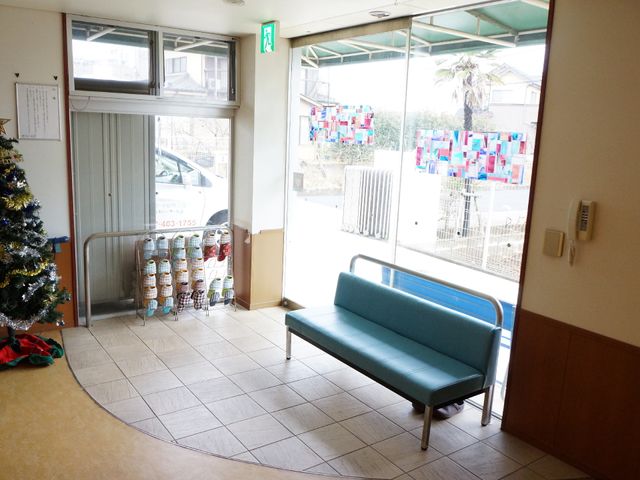 明るいエントランスホール 玄関 入口に近い待合スペースで、訪問者の方々が快適にお待ちいただけるようになっています。安らげる空間が、皆様のお迎えをしています。
