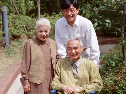笑顔の三人と緑の中庭