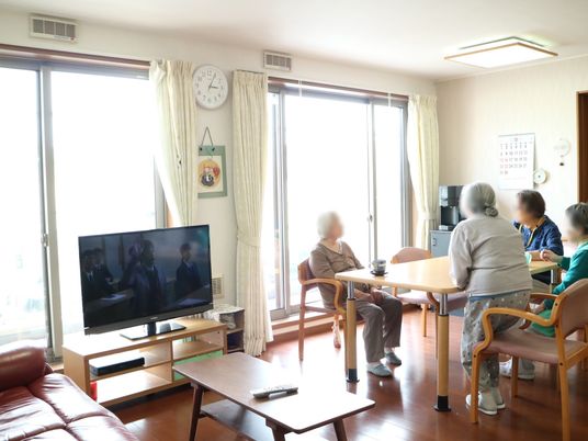 共有スペースで過ごす人々