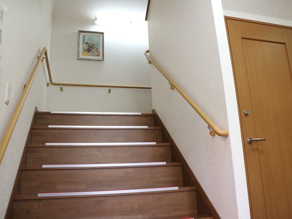 手すり付きの安全な階段