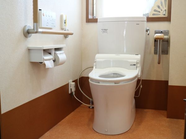 バリアフリー設計のトイレ
