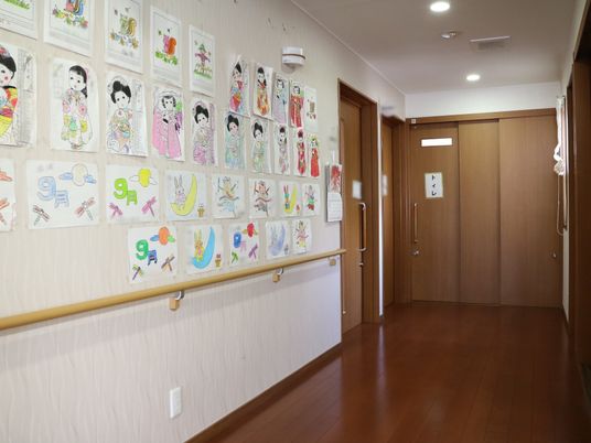 廊下に飾られた手作り絵