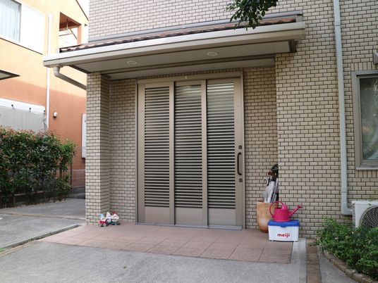 玄関ドアと周辺エリア