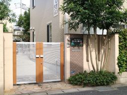 エントランスのゲートと緑