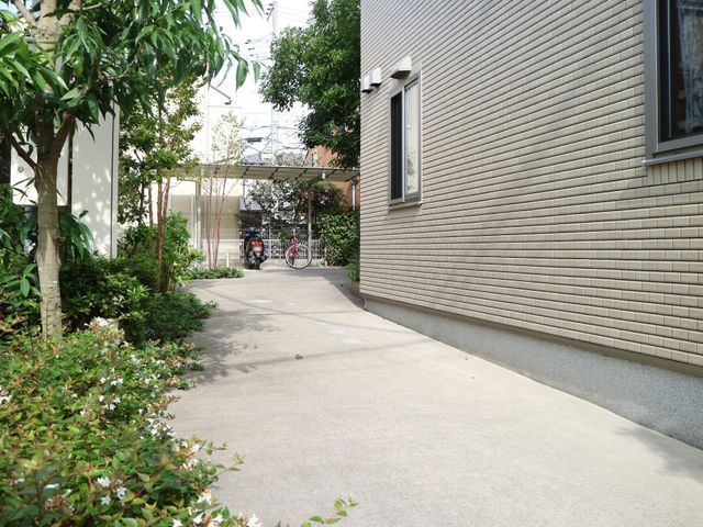 緑あふれる施設の通路