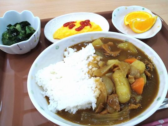 彩り豊かな食事プレート