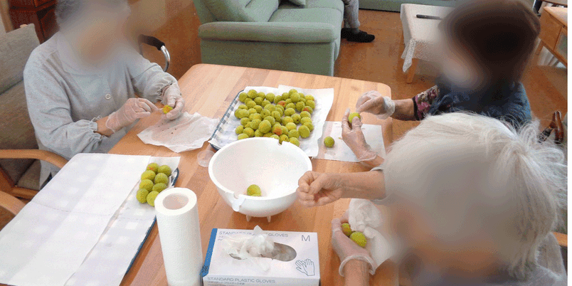 共同作業の様子の居室