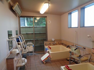 落ち着いた雰囲気の浴室