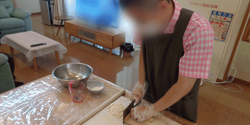 調理している様子のキッチン