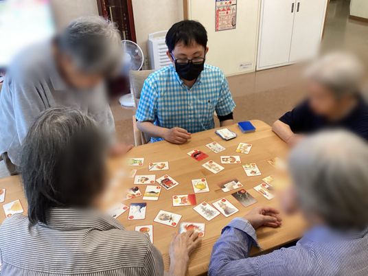 テーブル上のゲームを楽しむ様子