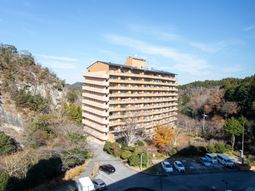 緑に囲まれた建物外観