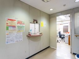 掲示物のある廊下