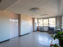 明るいエレベーター前の廊下