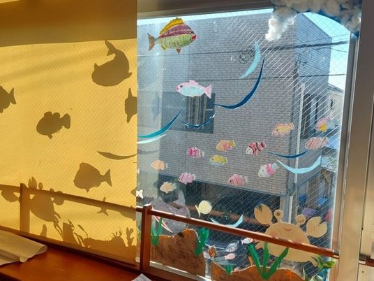 魚の飾りがある窓辺  