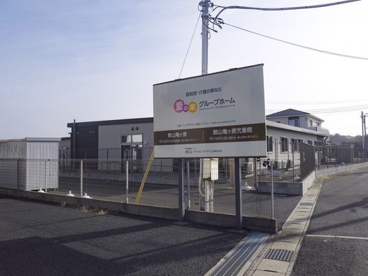 建物と看板の広場