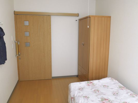 家具が配置された居室