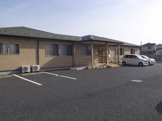 広い駐車場と外観