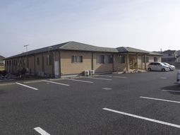 広い駐車場と建物