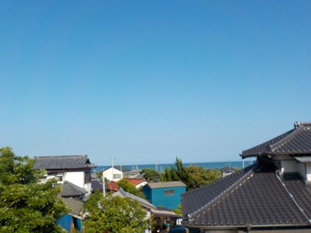 海が見える屋根 バルコニー 海を望む静かな環境で、心地よい空気を感じられます。スタッフとしてリフレッシュできる空間です。