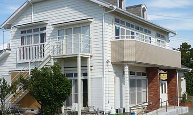 白い建物の外観 外観 明るい日差しに包まれた白い二階建ての建物。職場として魅力的な環境です。
