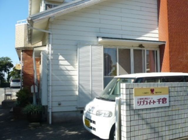 安心感のある建物外観 外観 広々としたエントランスが迎える建物の外観です。日差しが柔らかく入る温かみを感じられます。